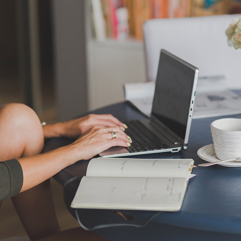 Charges graphiste freelance Montpellier | Cotisations CFE matériel 2026